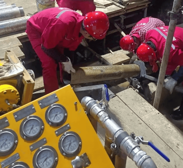 传统施工现场：粉尘与高强度体力劳动